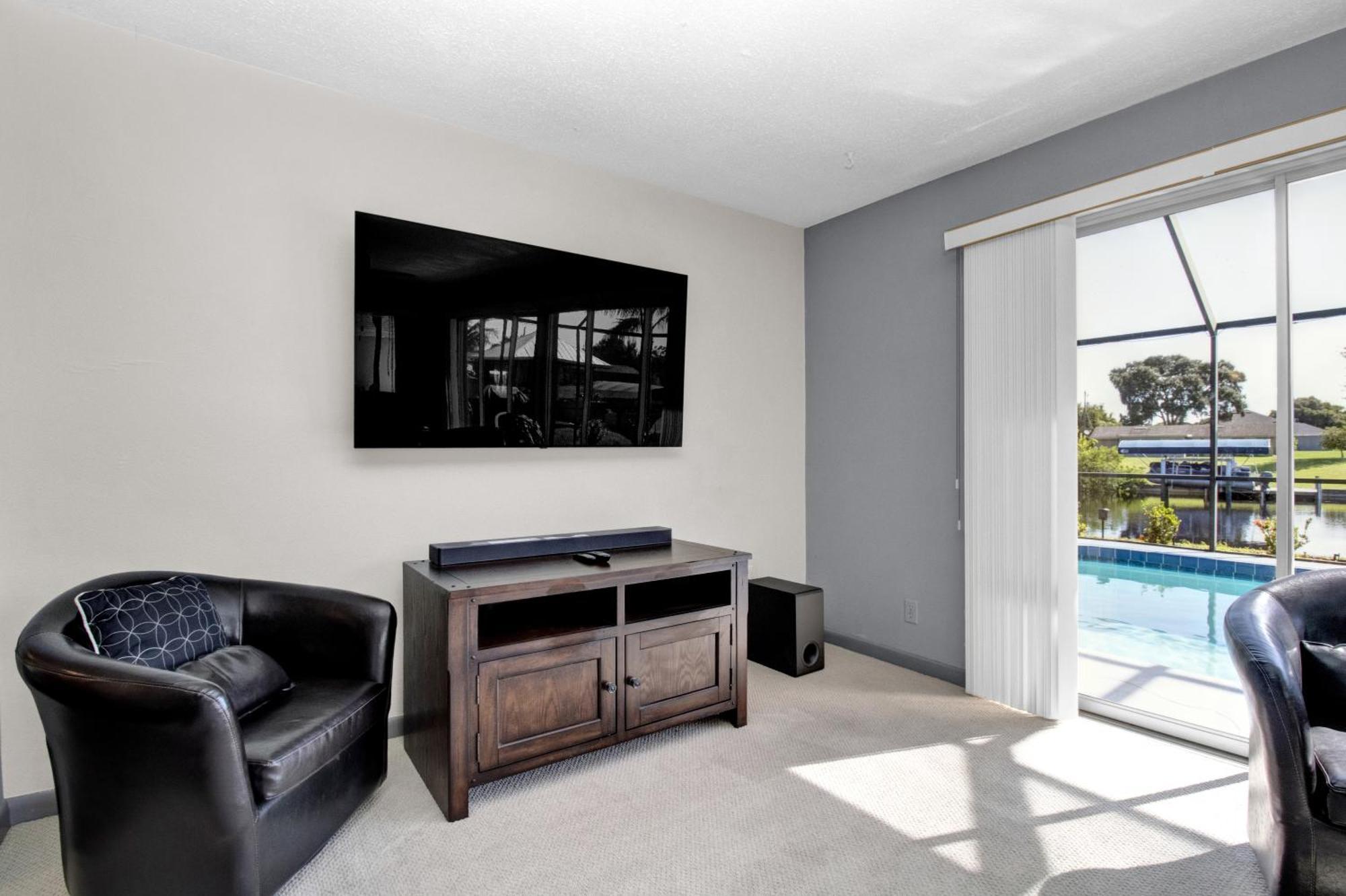 פורט שארלוט Pet Friendly Canal Front 3-Bedroom Grand Villa With Pool, Linai And Dock מראה חיצוני תמונה