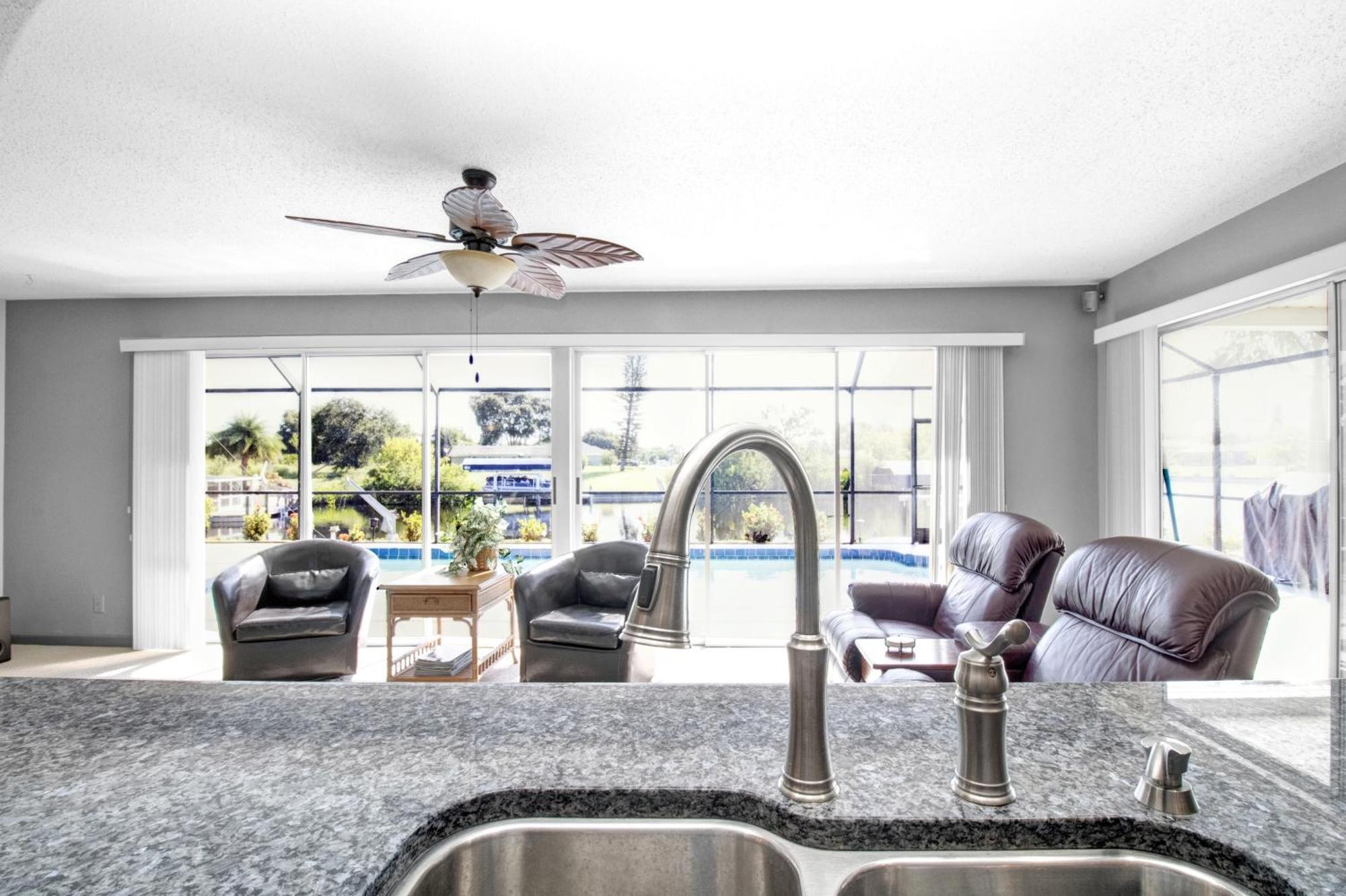 פורט שארלוט Pet Friendly Canal Front 3-Bedroom Grand Villa With Pool, Linai And Dock מראה חיצוני תמונה